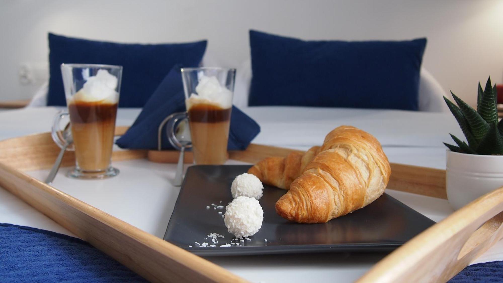 Mile Gdansk Airport & Parking Dlugoterminowy Bed & Breakfast Exterior photo