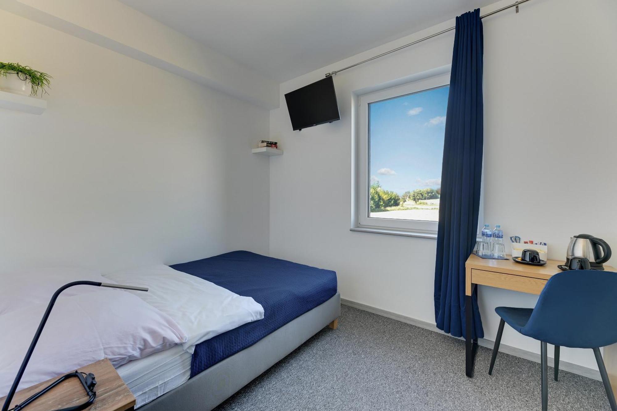 Mile Gdansk Airport & Parking Dlugoterminowy Bed & Breakfast Exterior photo
